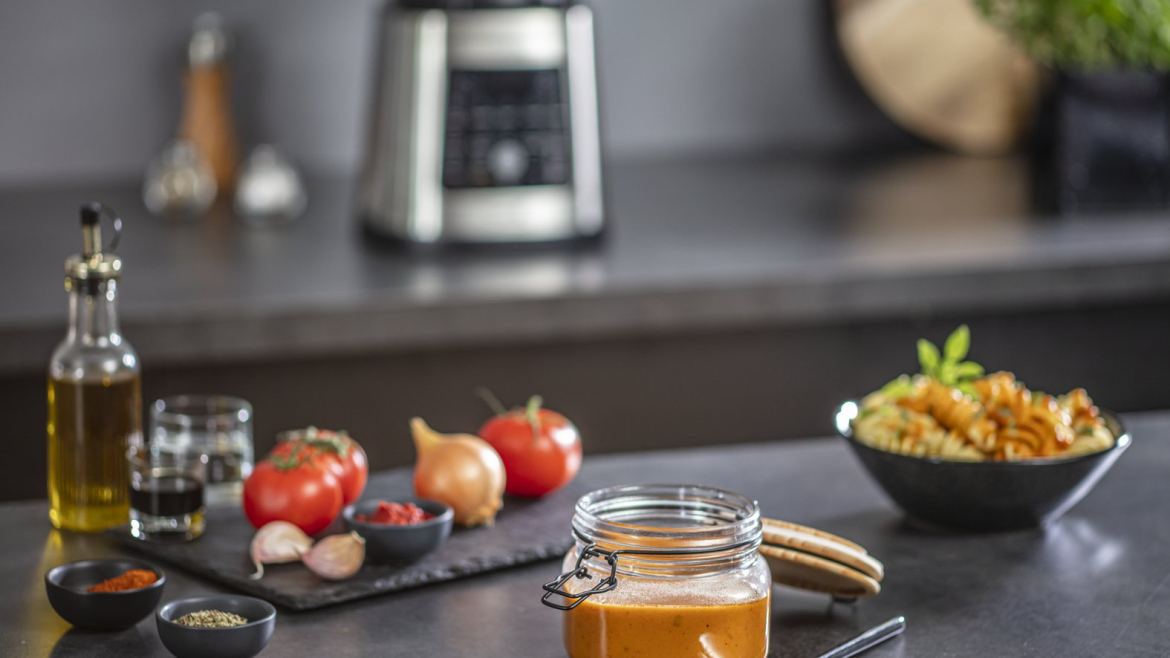 Letní rajčatová polévka s bazalkou - recept pro varný mixér Tefal Perfectmix Cook.jpg