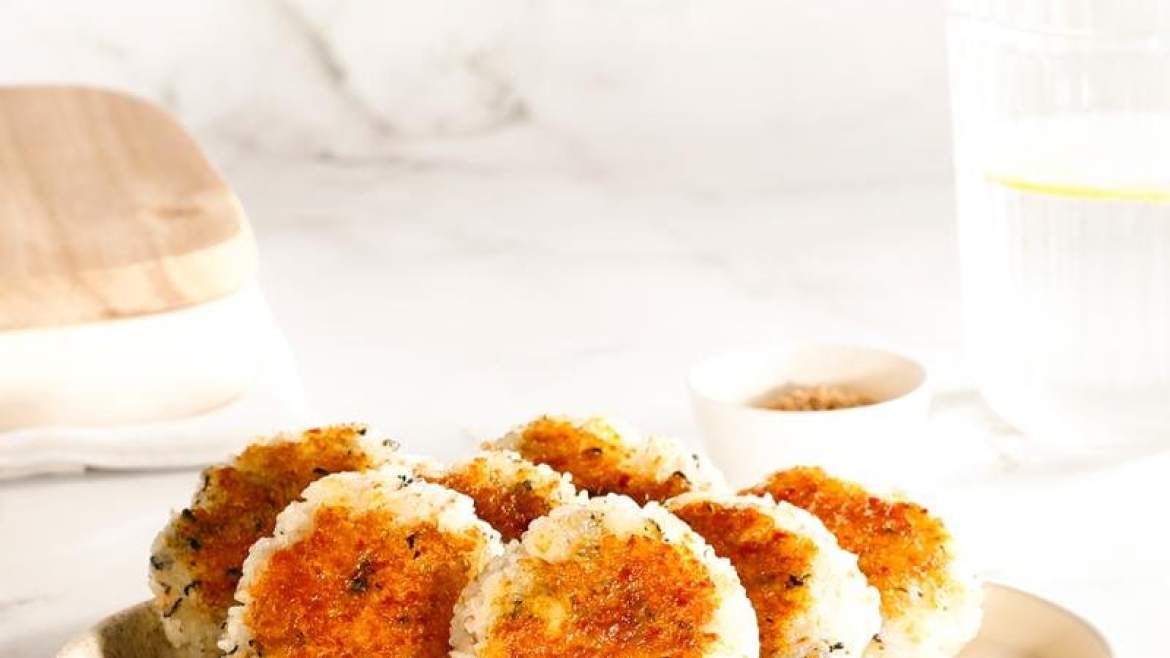 Miso yaki onigiri (grilované rýžové kuličky).jpg