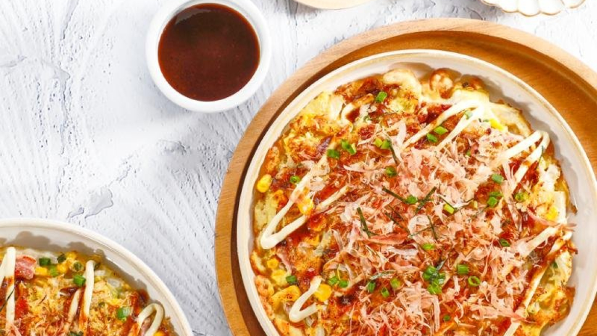 Okonomiyaki (slané japonské palačinky).jpg
