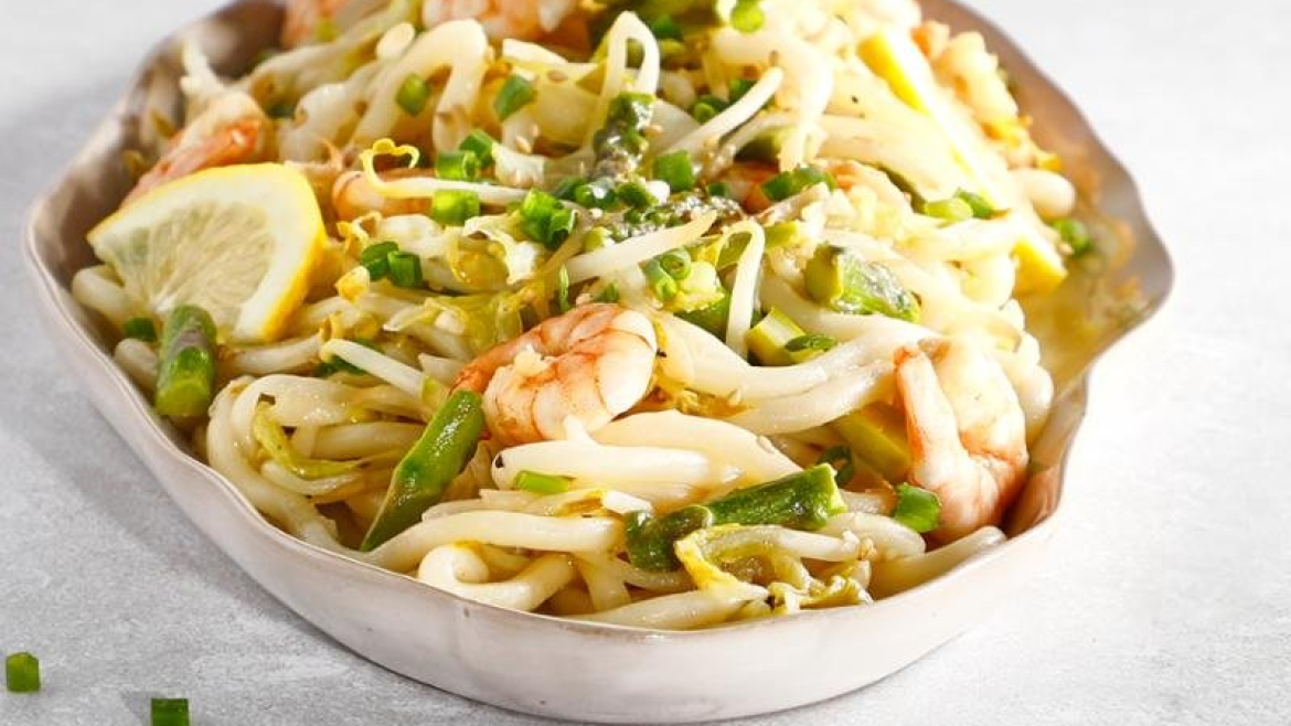 Restované nudle se zeleninou a mořskými plody (Yakisoba).jpg