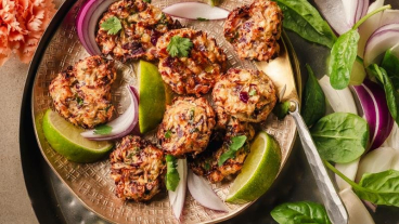Pakora z červené a bílé cibule.jpg