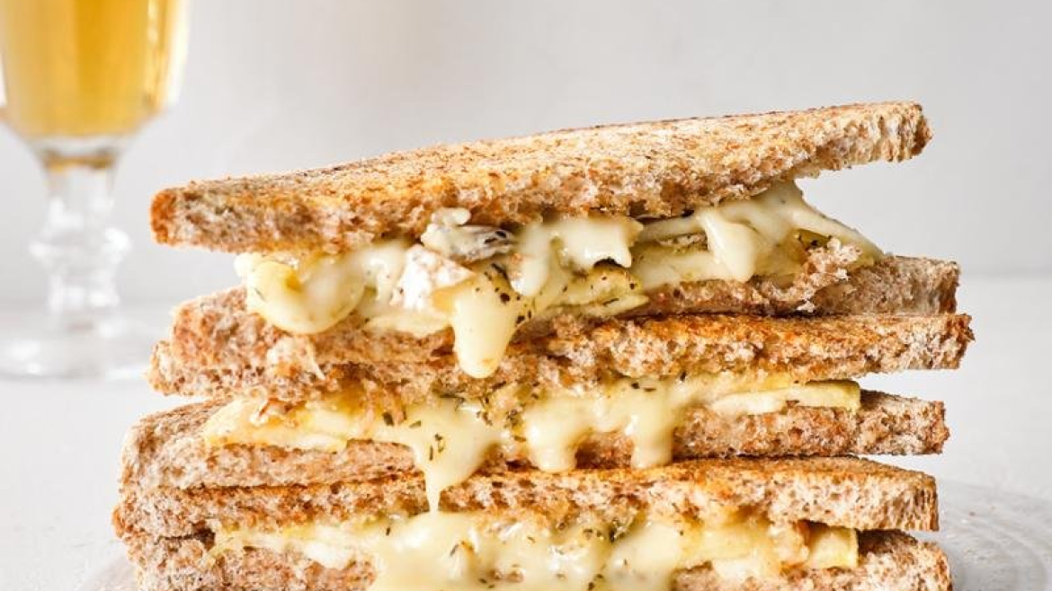 Toast se sýrem Brie, jablky a máslem.jpg